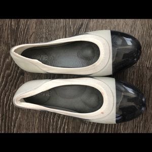 Great JAVIE Ivory/Ballet Flats Size 40